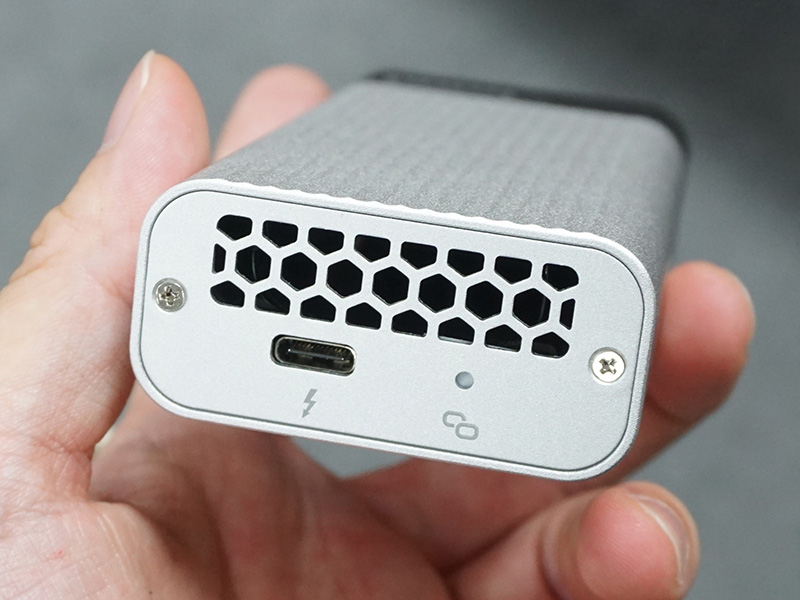 PC、NASとの接続はThunderbolt 3（USB Type-C）