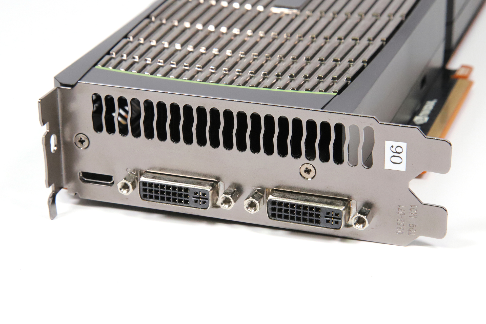 GeForce GTX 480の画面出力端子。2系統のDual-Link DVIとミニHDMIそ備えている。最大解像度は2,560×1,600ドット