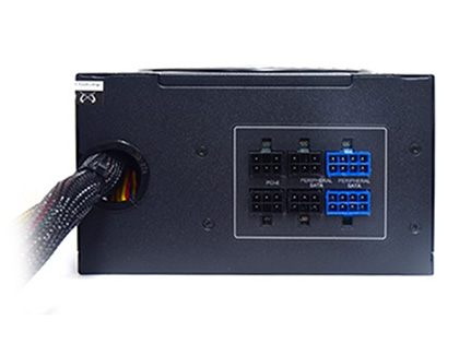 ショートサイズでも120mmファンを搭載、サイズのATX電源「剛短4 プラグ