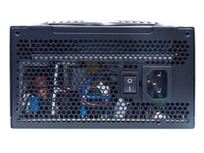 ショートサイズでも120mmファンを搭載、サイズのATX電源「剛短4 プラグ