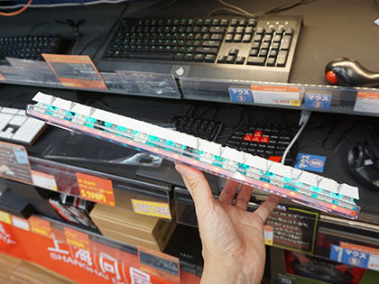 ホワイト筐体の光るテンキーレスキーボード「MOTOSPEED K87S」が入荷