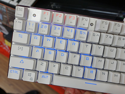 薄型軽量！Win11公式対応Corei5/SSD/メ8/FHD/無線/キーライト ホワイト筐体の光るテンキーレスキーボード「MOTOSPEED K87S」が入荷