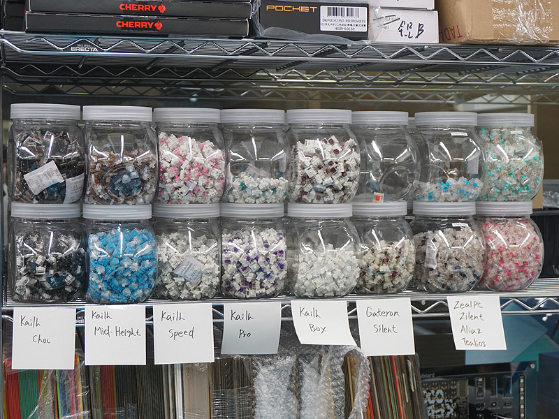 レジ中に多数のキースイッチが並ぶ