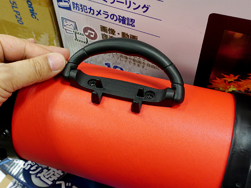 ハンドル基部にはスマートフォンを立て掛けられるスタンドを装備