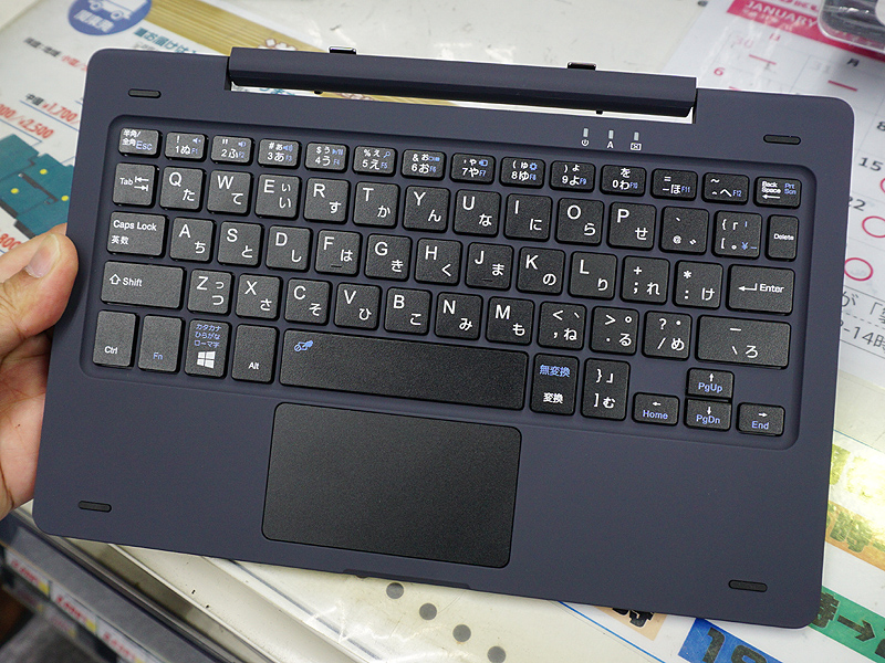キーボードは変則レイアウトの日本語配列