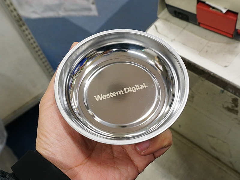 <a href="/shop/at/buymore.html" class="deliver_inner_content">パソコン工房 秋葉原BUYMORE店</a>では500GBモデル以上の購入者に「WDロゴ入りマグネットトレー」をプレゼント