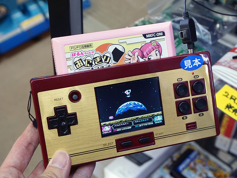 <a href="/shop/at/kadenken.html" class="deliver_inner_content">家電のケンちゃん</a>ではファミコン互換機でサンプルがデモ中
