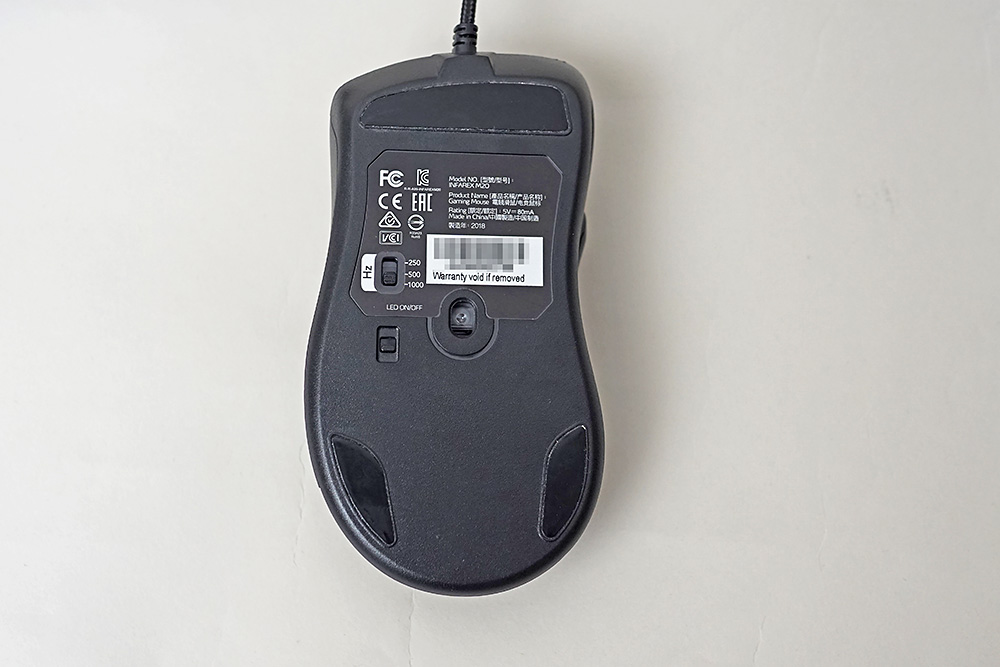 底面のソールは前方は大きめ。底面にはポーリングレート、LED機能のスイッチが備えられている。