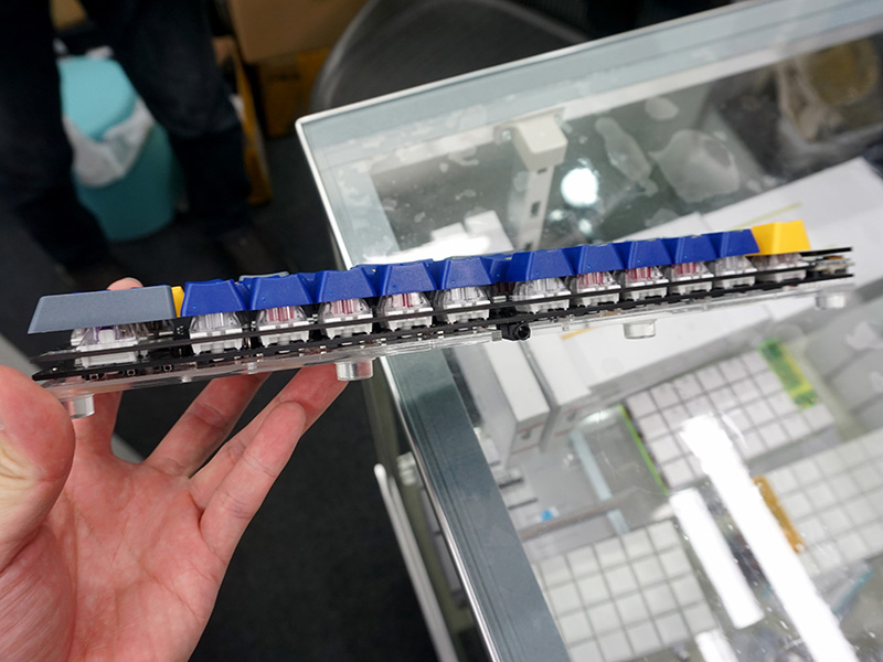 側面。LEDストリップを組み込むと底面のアクリルパネルからイルミネーション光が溢れる