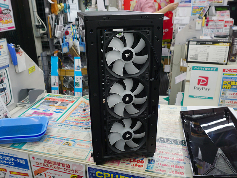 3基の前面ファンはLED搭載