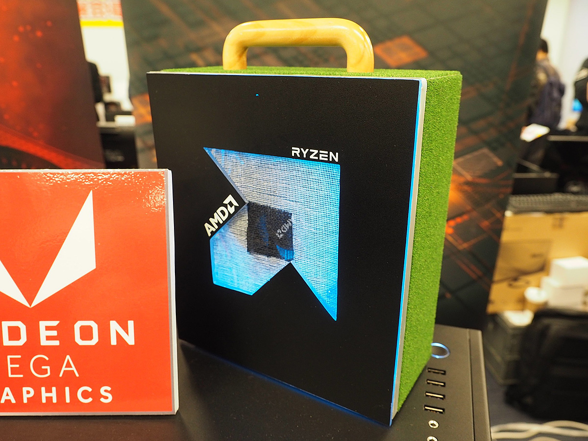 動作デモではないが、ユーザー有志による制作とされるMini-ITXベースのMOD PCも展示。ハンドルがかわいい