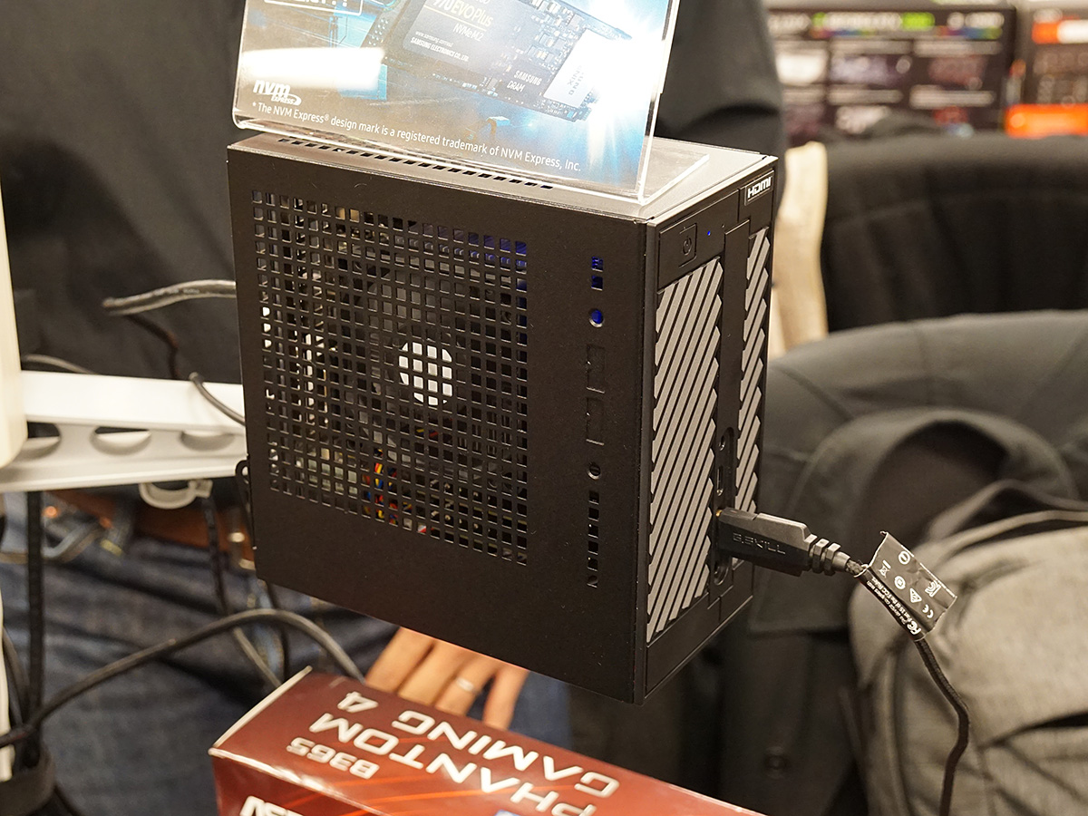 AMD Ryzen G対応Mini-STXベアボーンの「DeskMini A300」デモ機。現時点ではRyzen Gで組める最小PC
