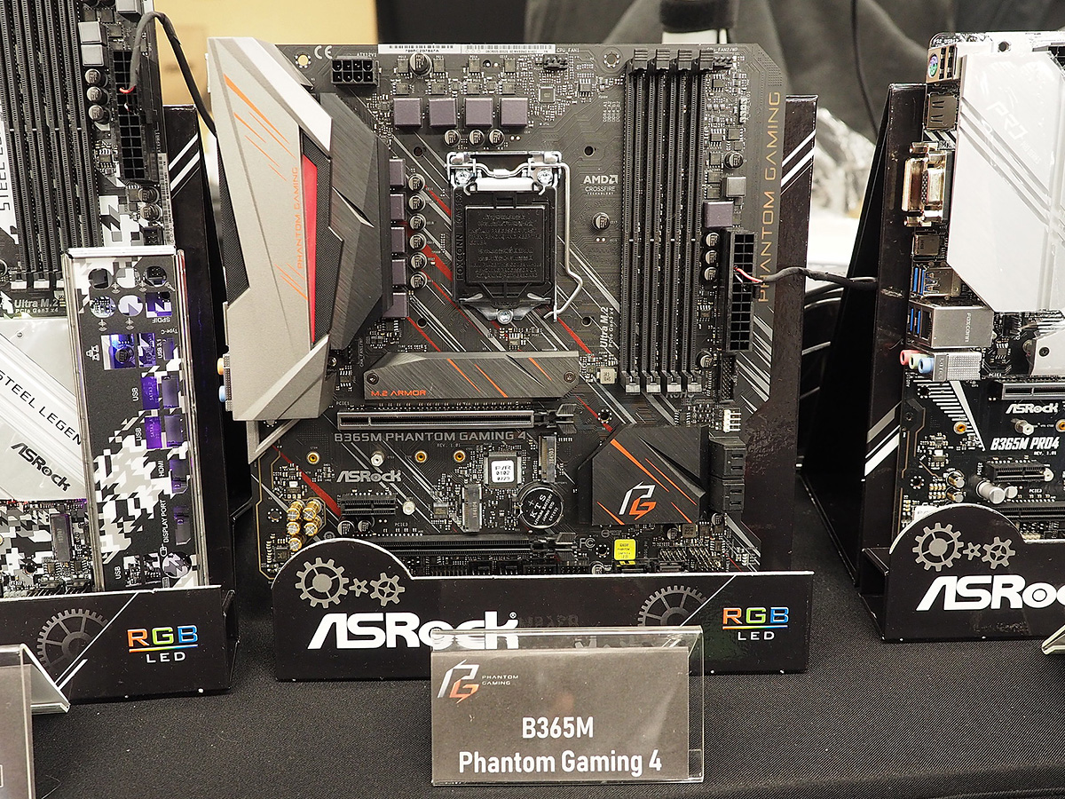 B365M Phantom Gaming 4はmicroATXのゲーミングモデル。レイアウトは似ているが、ヒートシンクのデザインが異なるほか、オーディオ回路や基板上各部のコンデンサが異なる