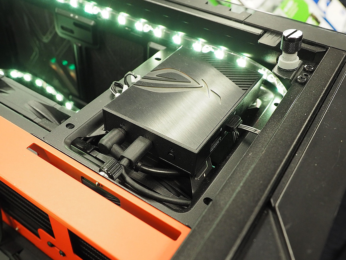 ROGロゴ付きのLEDコントローラ。内部USBケーブル接続でLEDストリップなどに対しAURAによる制御を可能にする