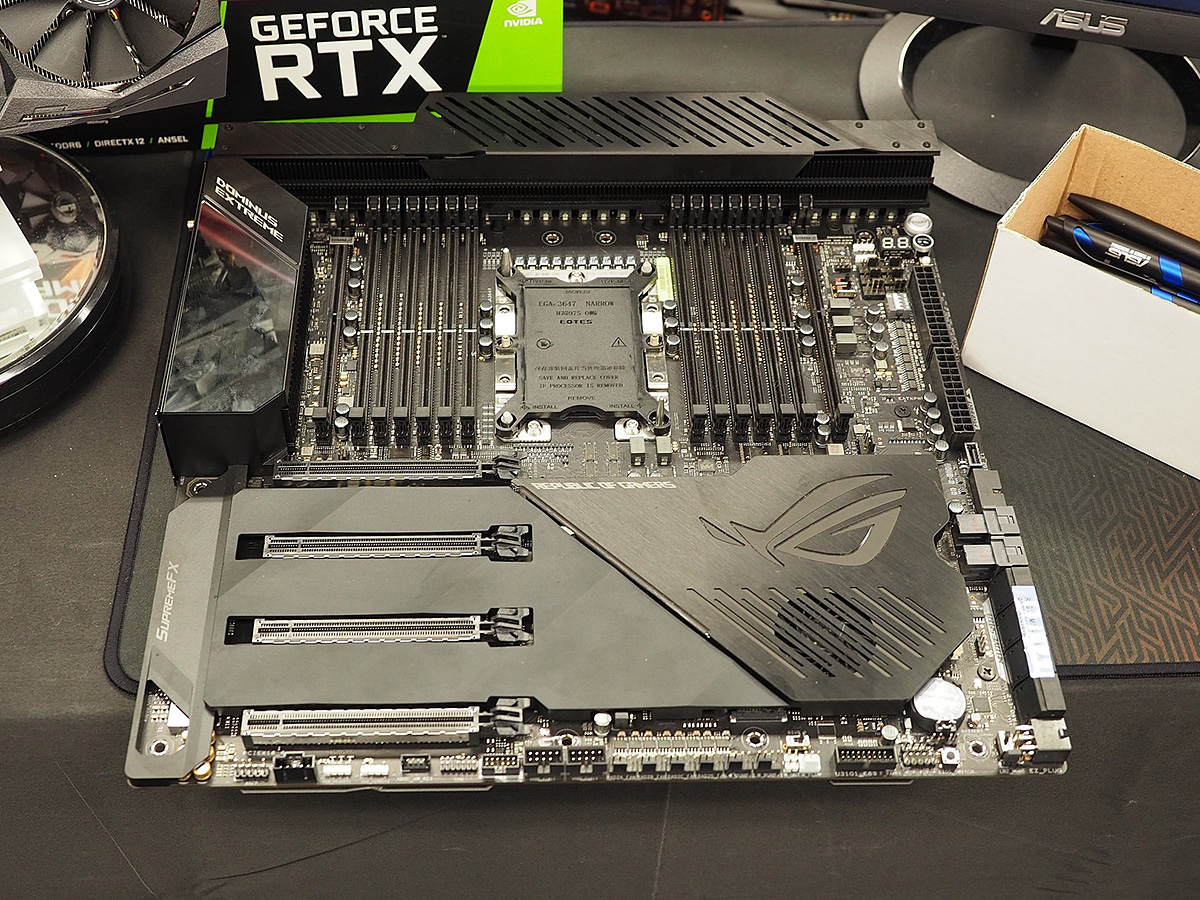 28コアXeon対応マザー「ROG Dominus Extreme」、いかにも「サーバー向けマザーをROG風デザインに仕上げました」という印象だがそこがいい！