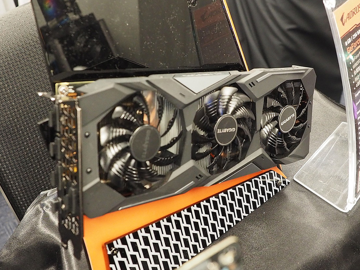 トリプルファンのGeForce RTX 2070カード「GeForce RTX 2070 GAMING OC 8G」