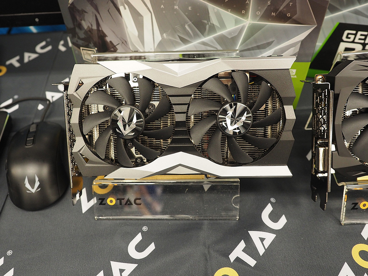 「ZOTAC GAMING GeForce RTX 2060 AMP Edition」。同形状の「ZOTAC GAMING GeForce RTX 2070 Twin Fan」のOCモデ