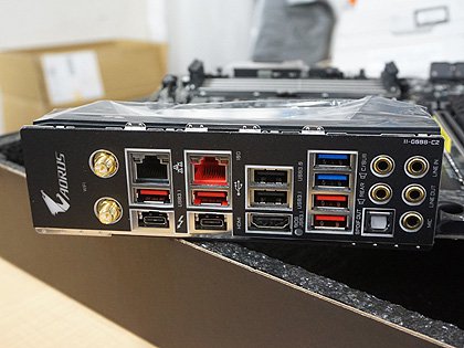 ド派手に光るGIGABYTEの水冷マザー「Z390 AORUS XTREME WATERFORCE」が