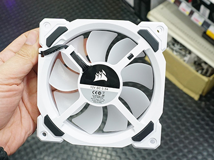 色鮮やかに光る白い冷却ファン「LL120 RGB White」が発売、CORSAIR製