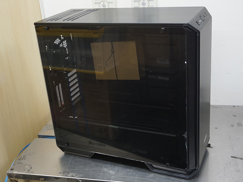 倒立レイアウトにも変更できるE-ATXケース「DARK BASE 700」が