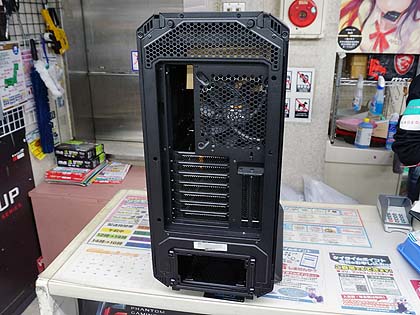 倒立レイアウトにも変更できるE-ATXケース「DARK BASE 700」が発売、be