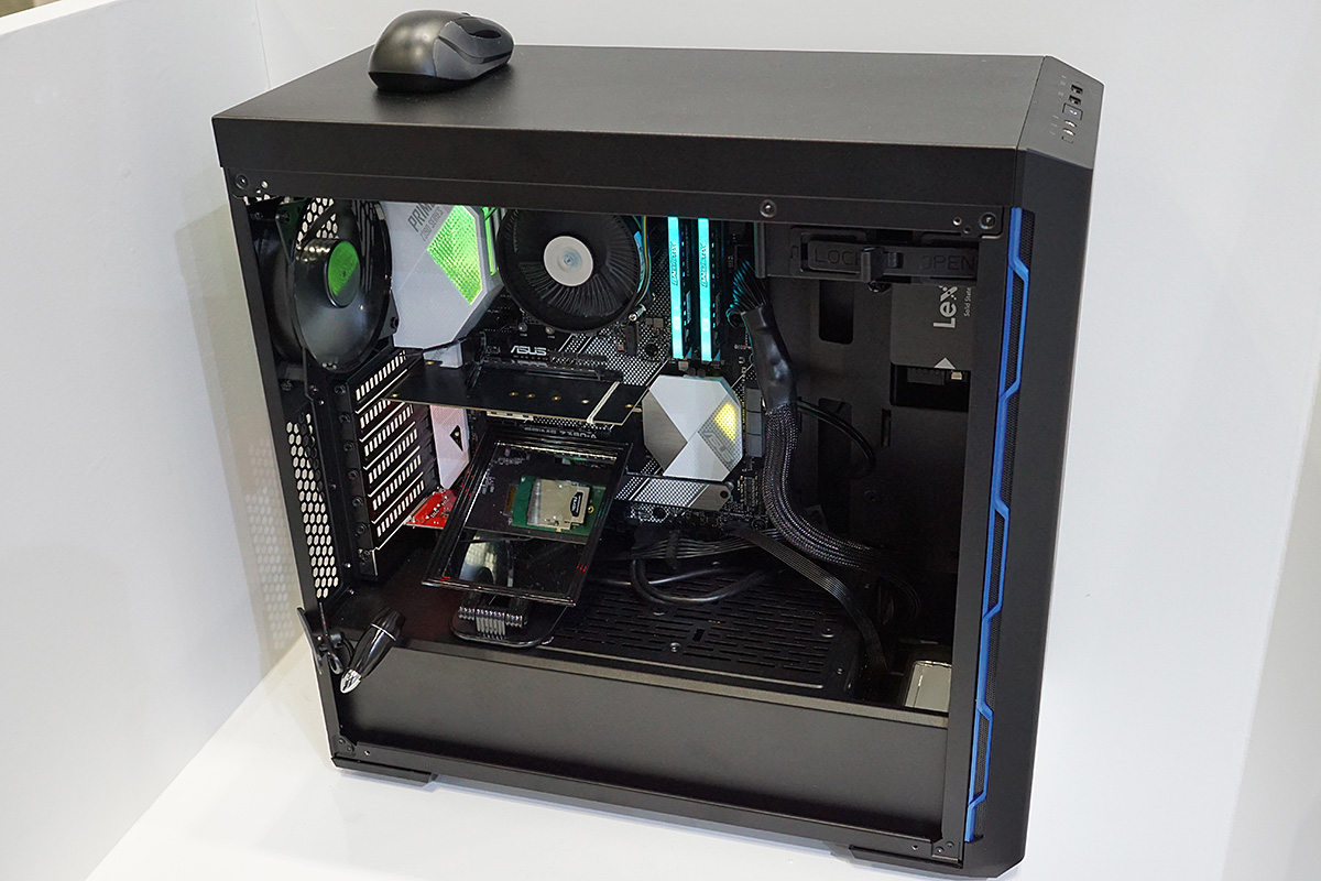 LexarはPCを使ってCFexpress 2.0 Type Bカードをデモ