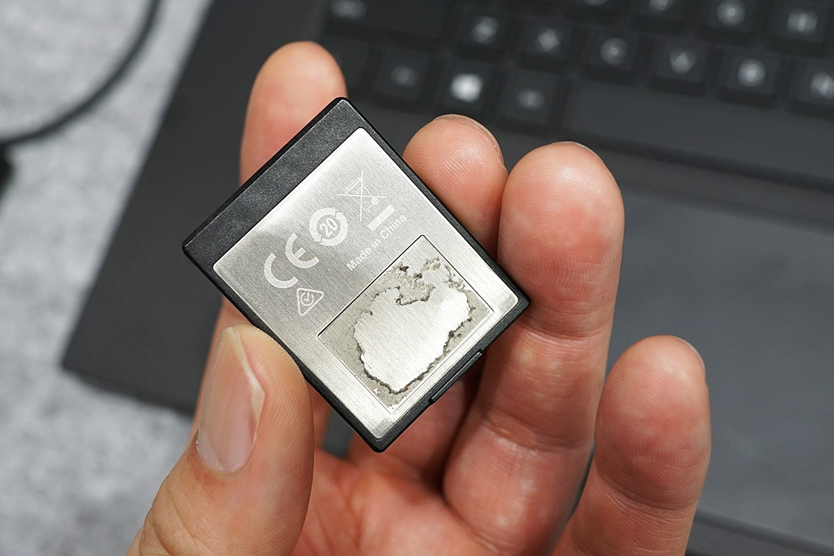 筐体は放熱性能を高めるため金属製