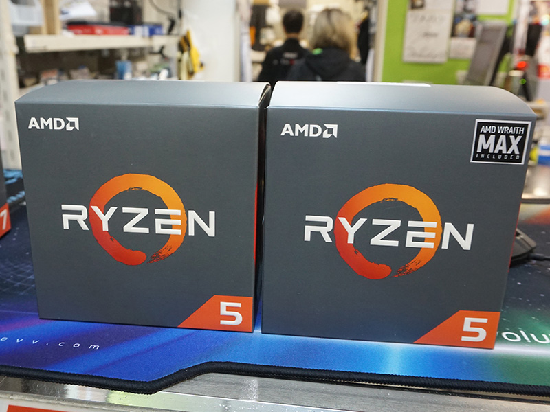 写真左が通常モデル