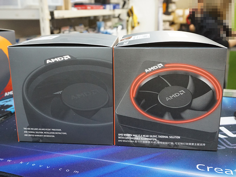 写真左が通常モデル