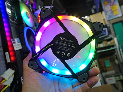 30個のRGB LED搭載で色鮮やかに光る「Riing Trio PLUS 14」が