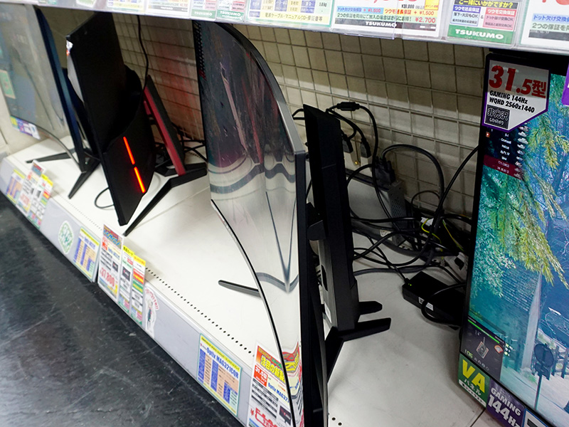 曲面ディスプレイ