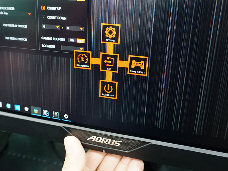 本体中央下部に設定用のボタンを装備