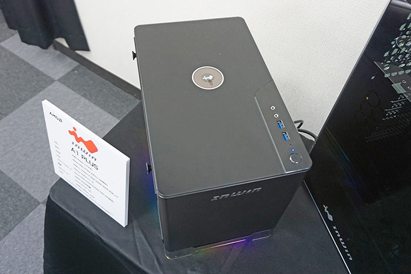 ケースの上部で充電が可能となっている。