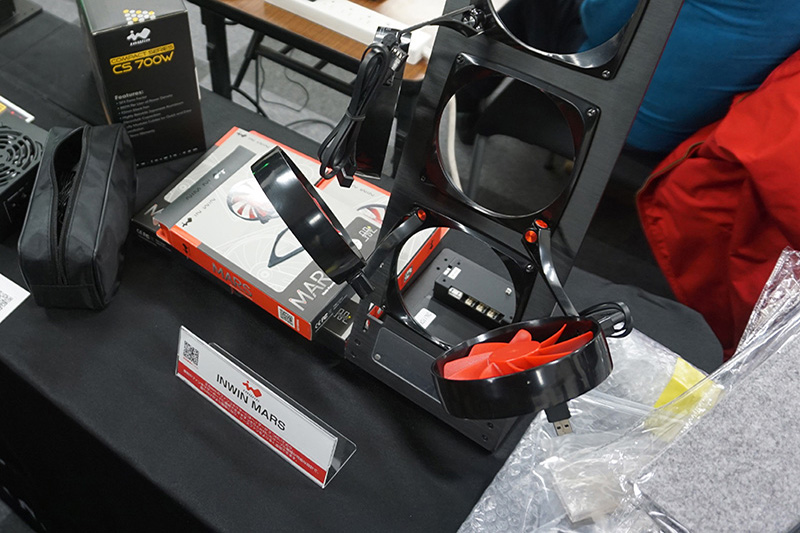 アームで位置や角度を調節できる「INWIN MARS」
