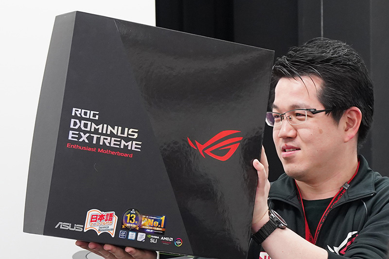 先日発売された「ROG Dominus Extreme」のパッケージ。製品を掲げるのはASUSの市川氏。