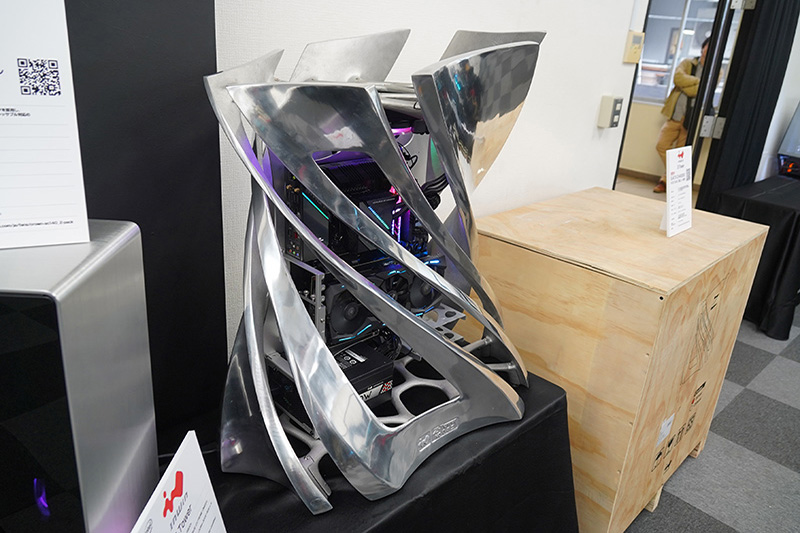 「Z-Tower」のデモ機、美しい曲線から搭載された内部のシステムを覗ける。