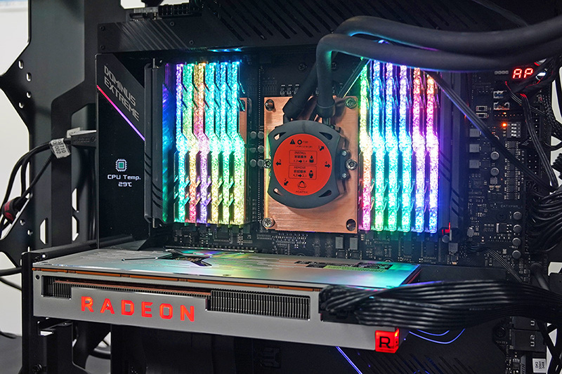 電源をオンにするとG.SKILLの「Trident Z Royal」がきらびやかにライトアップ。