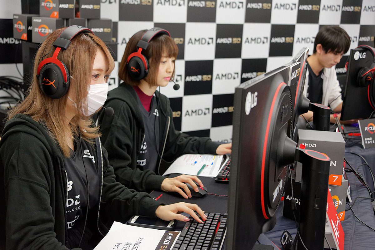 真剣な表情でPCに向かう2チーム