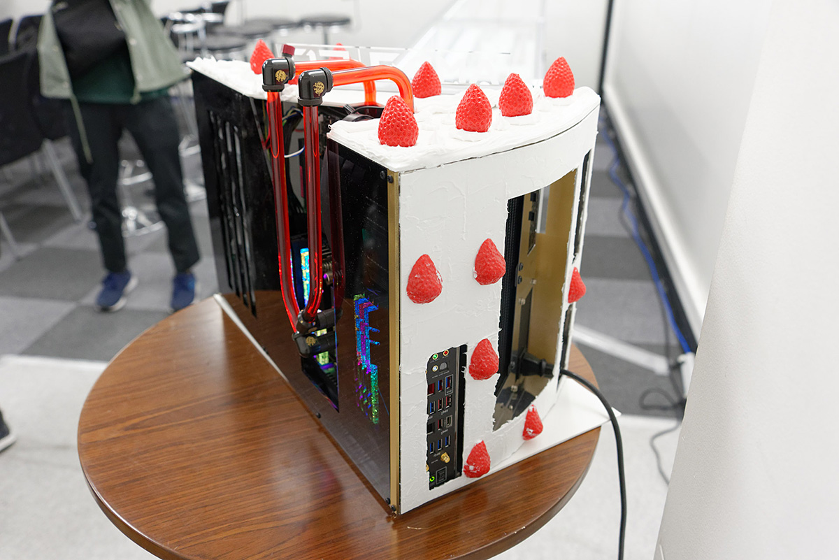 バックパネルやファンの吹き出し口はきっちり穴を開け、エアフローも良好