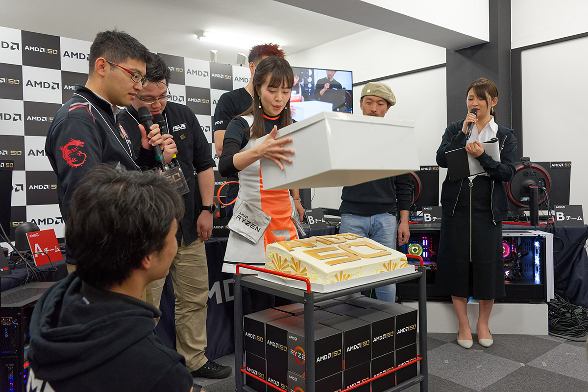 メーカー各社からのAMDへ、50周年を祝う巨大ケーキがプレゼント