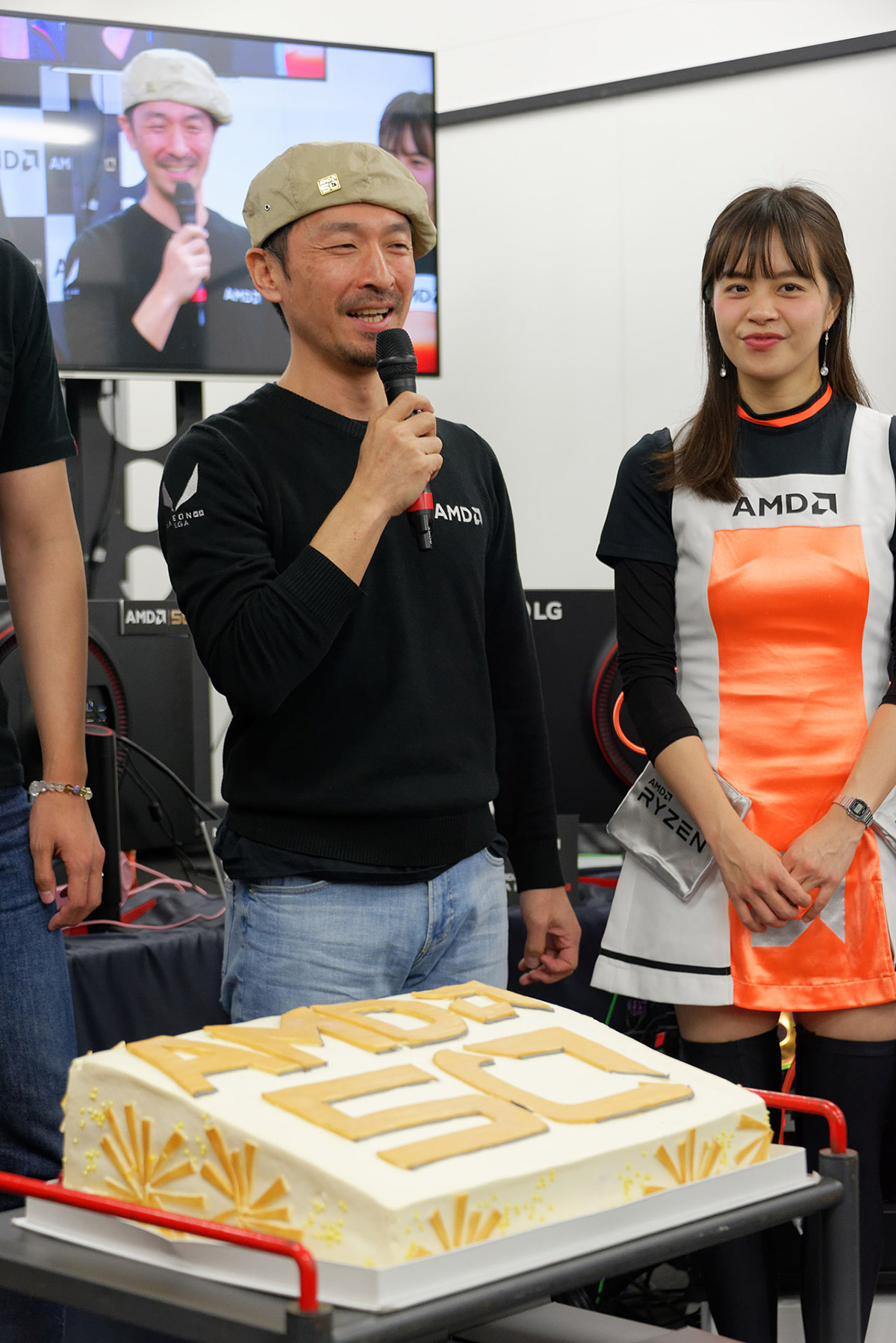 佐藤氏は「1人で食べます」と豪語していたが、楽屋裏ではキャスト全員で味わっていたようだ