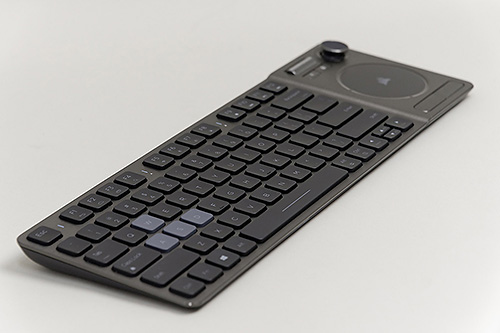 テレビ、PC、スマホをこの1台でカバー！ CORSAIR本気のリビング