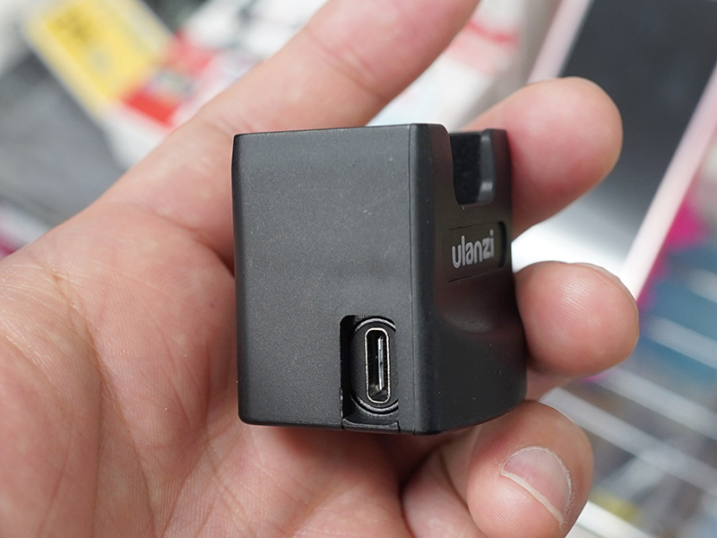 三脚に付けたまま充電できる「USB Type-Cポート搭載 OSMO Pocket クレードル」は税抜き1,780円