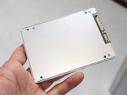 7.68TBの大容量SSDが展示デモ中、Micron 5210 IONシリーズ - AKIBA PC