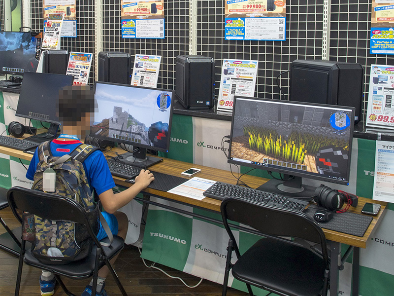 会場にはマインクラフトの試遊コーナーも設けられた。設置されたPCはこの日のイベントを記念して発売されたツクモ「G-GEAR」シリーズの特別モデル。Intel Core i5-9400F、NVIDIA GeForce GTX 1660搭載ビデオカード、500GBのSSDを搭載したMini-ITXタイプで、販売価格は税別99,980円と非常にお買い得だった