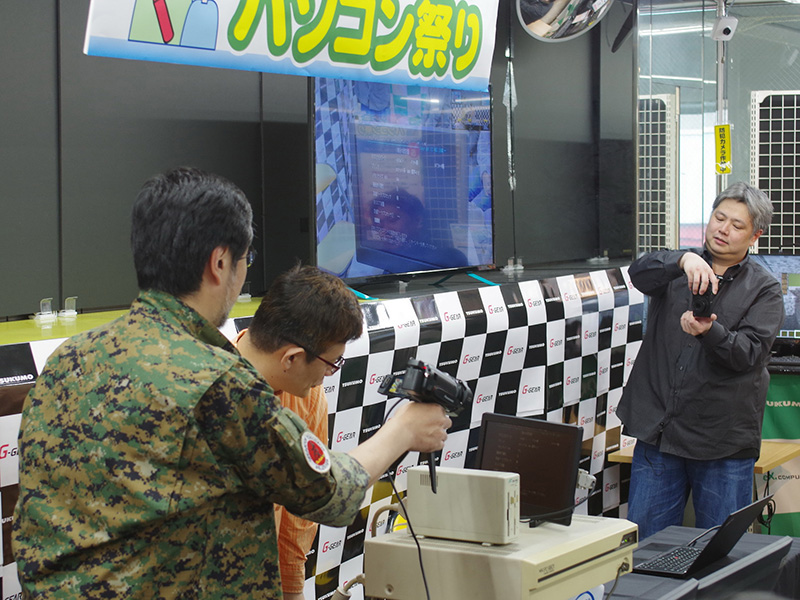 ベンチ中の一コマ。当時を懐かしみつつはしゃぐオジサンたち