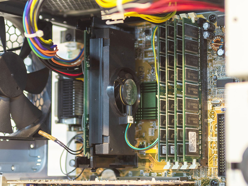 目玉マシンの一つ、Celeron 300AMHz搭載機。450MHz駆動が可能な遊べるCPUとして当時大流行。この日のデモではもちろんOCしてベンチも実施。「ジャンパどこだ！ 見えん！」という時の流れを感じる展開はお約束