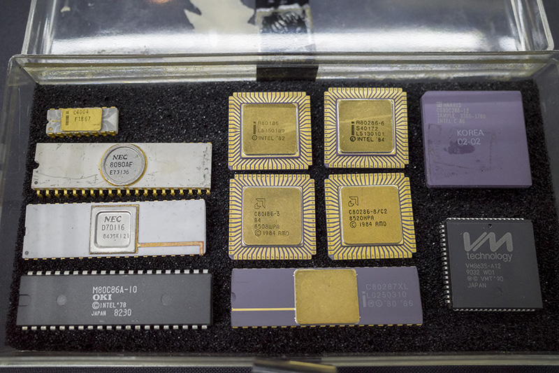 来場者持ち込みの貴重なCPUの数々！ 最初期のマイクロプロセッサの一つである「Intel 4004」（左上）は現在のマイクロプロセッサの原点と言える製品（写真提供：鈴木雅暢氏）