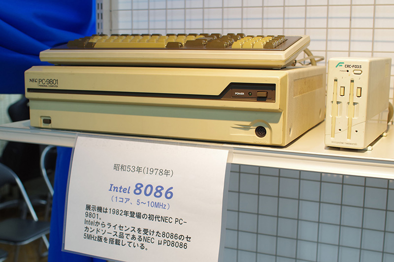 昭和の代表、初代PC-9801。国産PCの記念碑的なPCと言ってよいだろう。ベンチも完動品。現在では純正キーボードも非常に貴重なのだとか