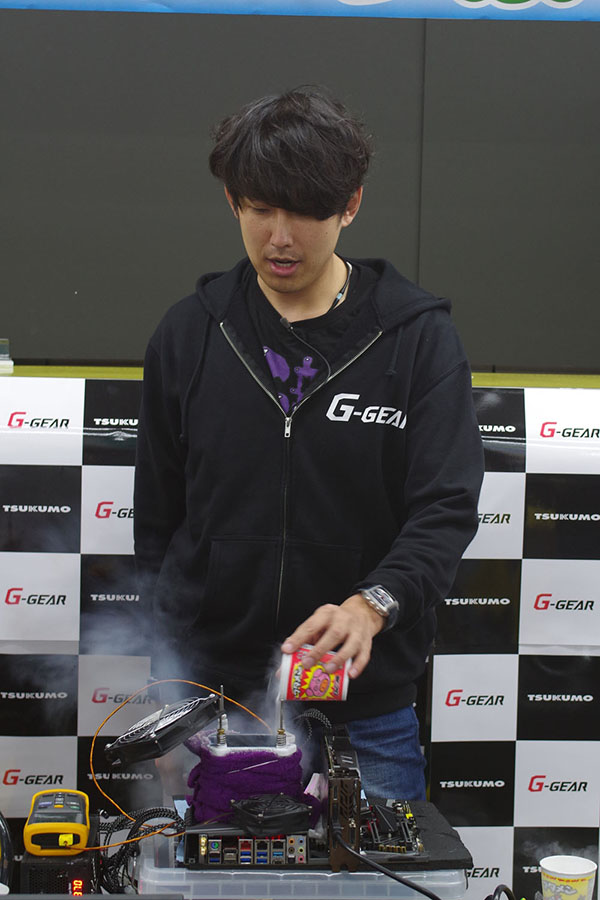 オーバークロッカーの清水貴裕氏。軽快なトークと液体窒素で最新CPUをガンガン回す！